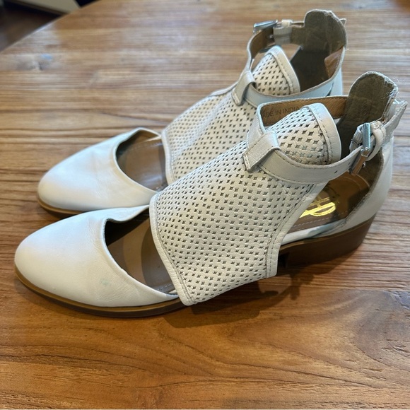 House of Harlow 1960 Esperanza Flats Women’s White Leather Ankle Strap Shooties - Picture 6 of 16